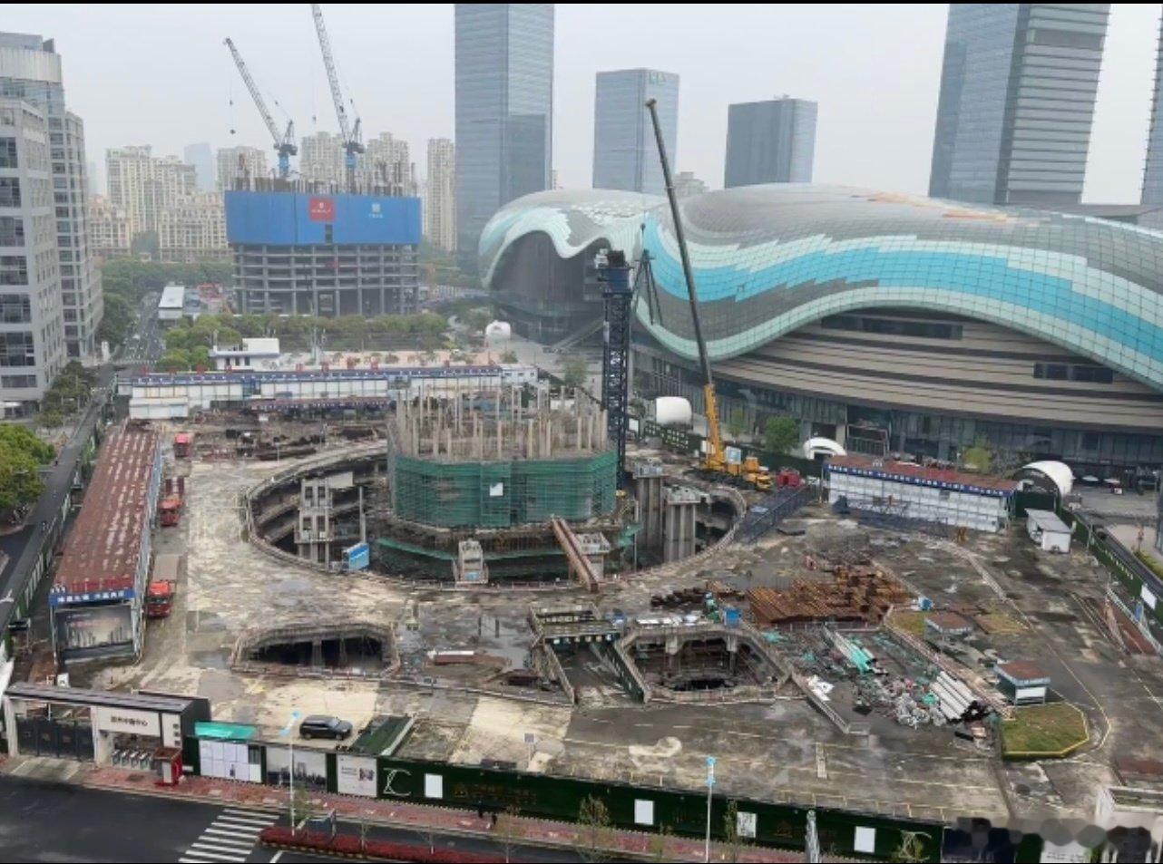 苏州这个区域是很神奇的已有301米的东方之门这边499米的中南中心停工很久了，而高460米中海超塔又