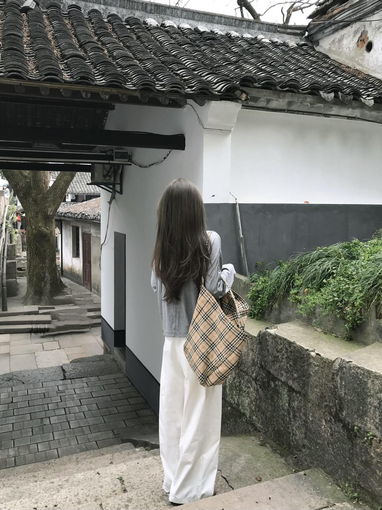 古风小巷，悠然自得，漫步时光。