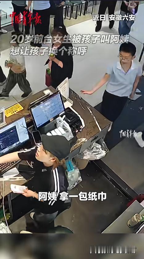 5月7日网上爆出了一件特别搞笑的趣事，事发安徽六安。一个可爱的小孩哥走到门
