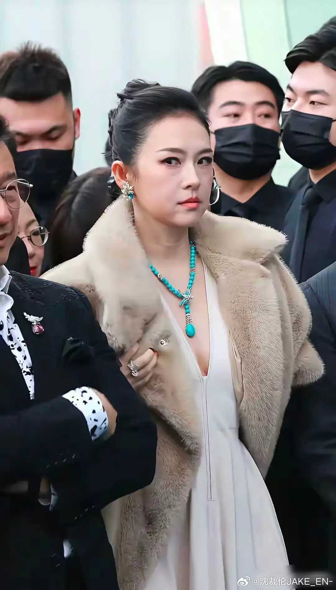 没有老外在场，章子怡就是这表情！