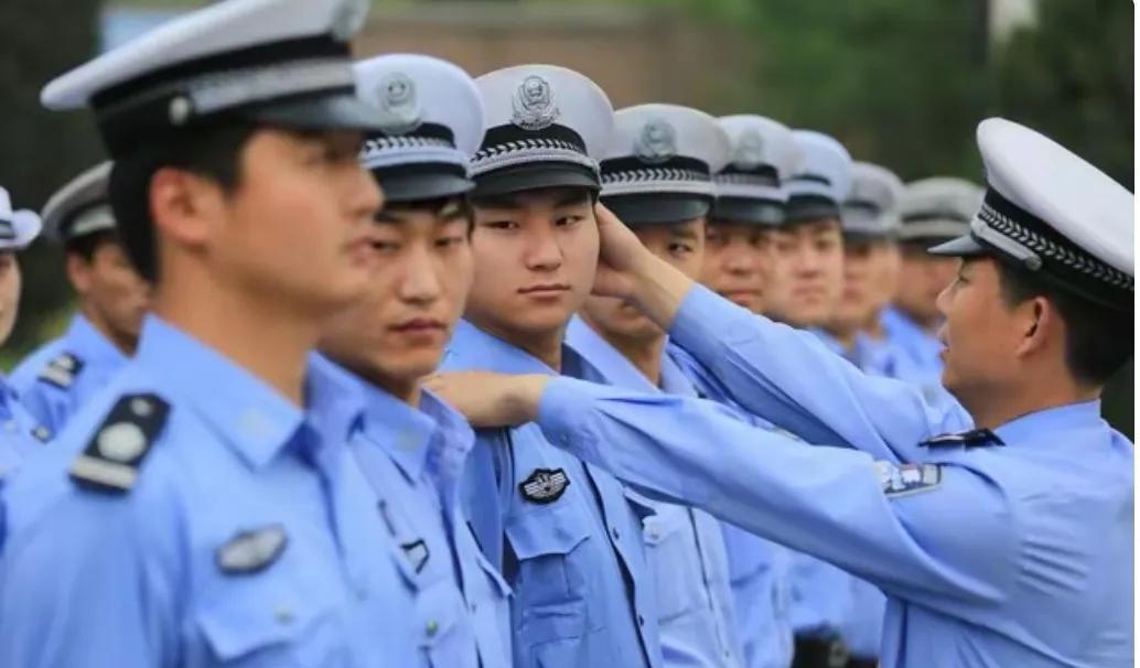 过去八、九十年代，马路上只有交警，没有辅警，交通以公共汽车为主，几乎没有私人轿车