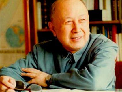 1964年的一天，钱学森正与家人们共进晚餐，忽然他敏锐地察觉到一道菜肴气味异常。