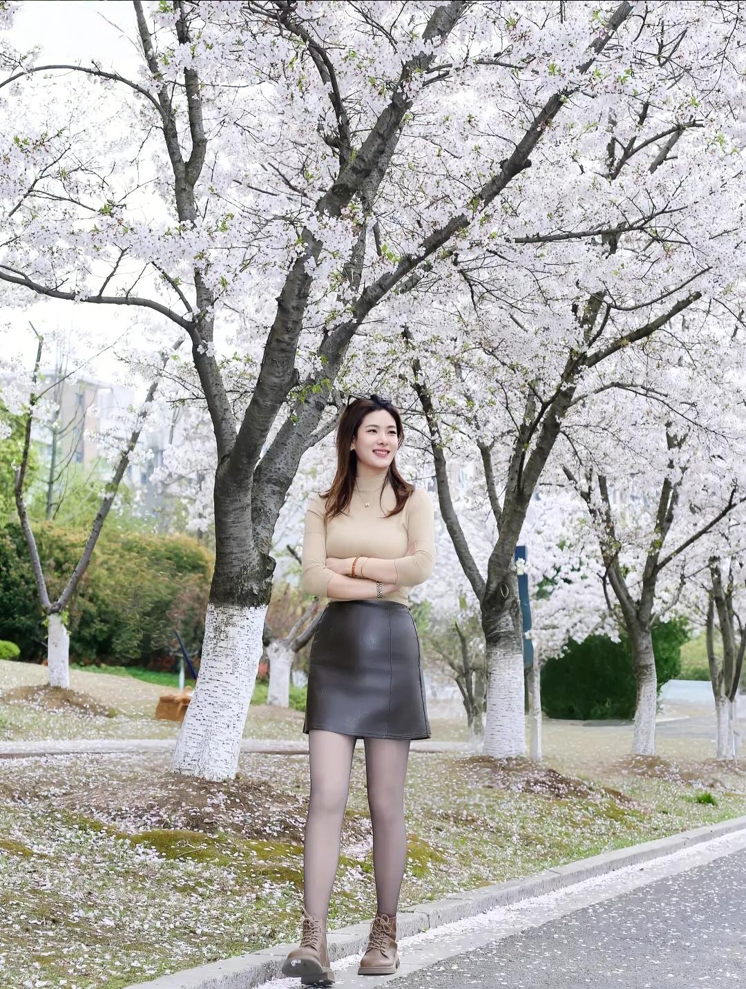 樱花树下笑语频，春意满怀心自宁。