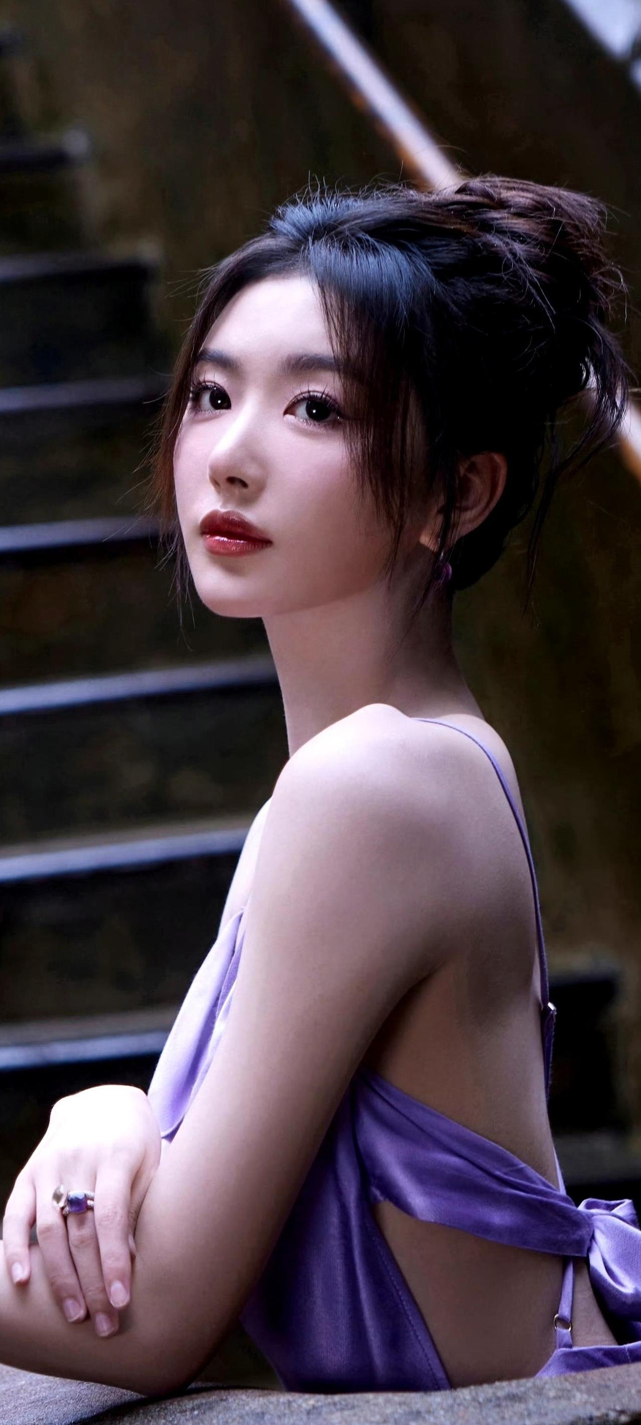 谁能想到，孔雪儿的紫裙杀招不是脸，是背！孔雪儿写真明星造型