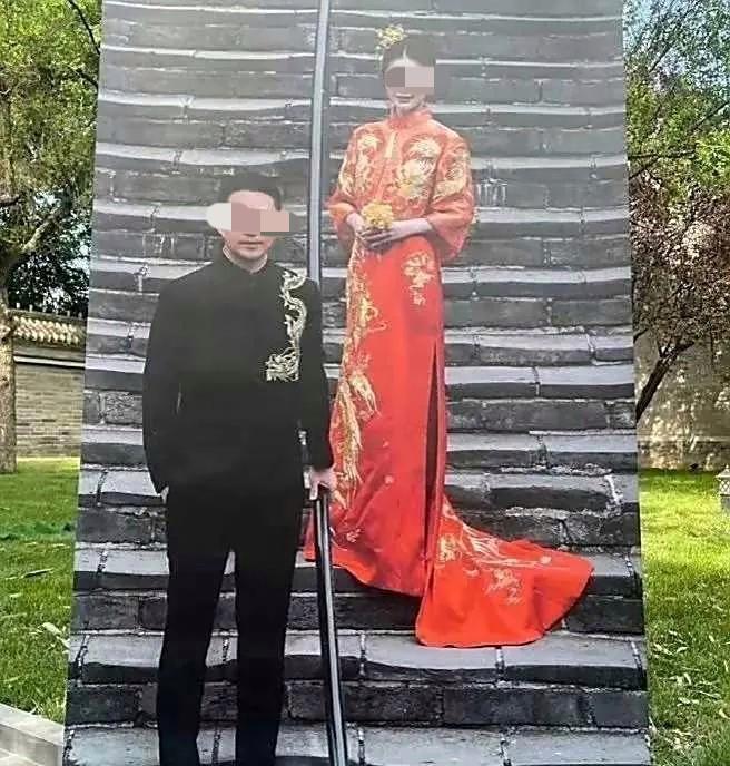 这样拍婚纱照摄影师胆子还是很大的，只不过遇到了心更大的新人，所以就堂而皇之的摆出