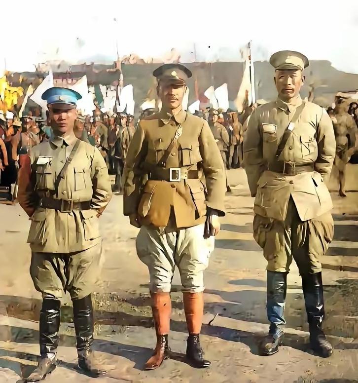 这便是韩复榘当年与蒋介石的真实模样，大家瞧瞧！这可不是演戏，也并非电视剧里的演员