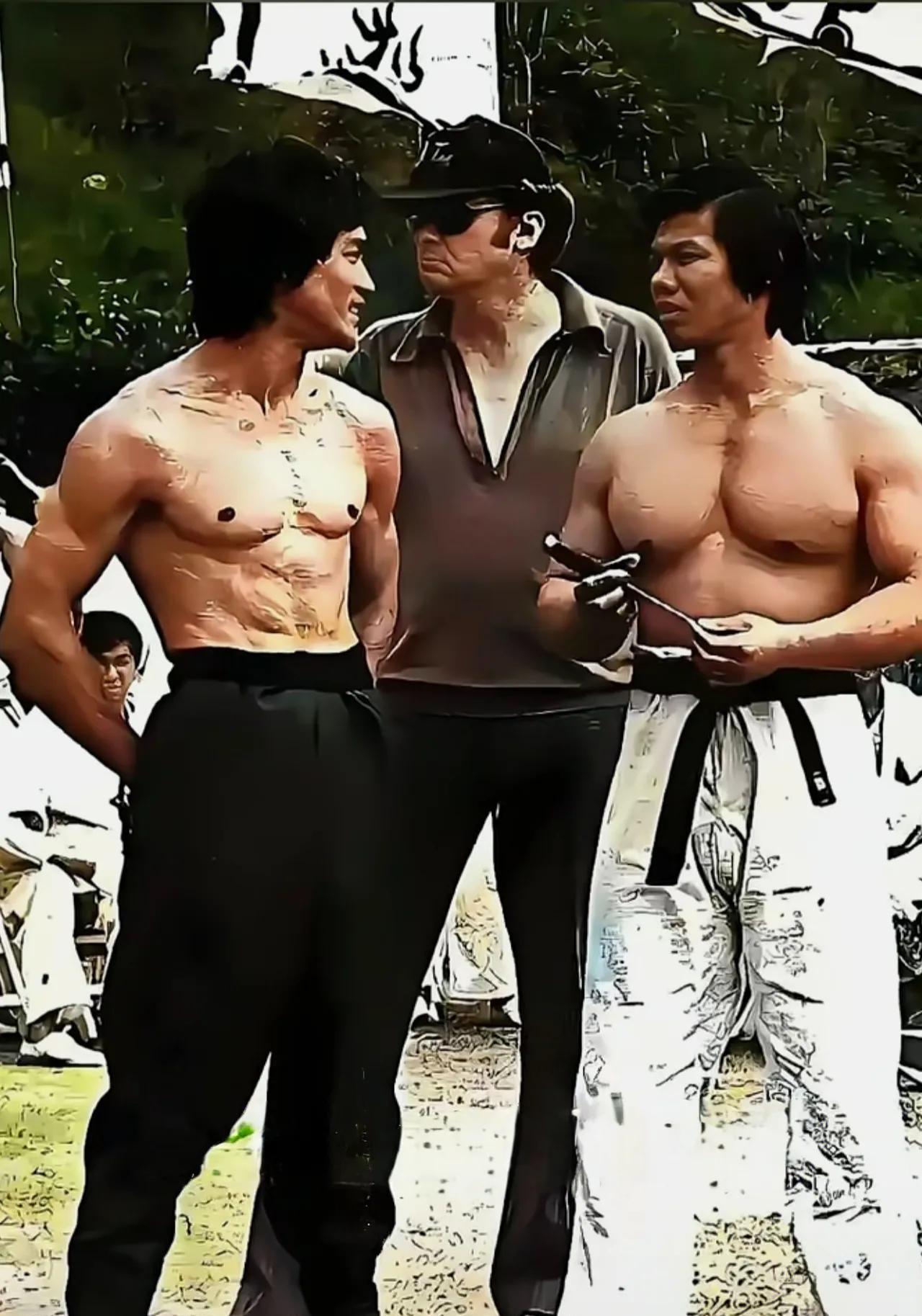1973年，在电影《龙争虎斗》的拍摄现场，一代功夫巨星李小龙与当年的香港健美冠