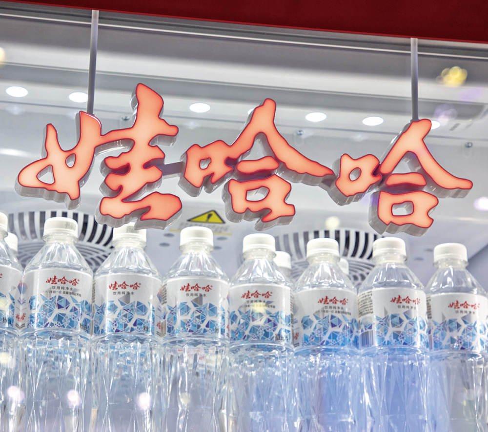 娃哈哈面对“娃小宗”和“娃小智”抢占市场模糊品牌的行为，主要采取了明确的品牌切割