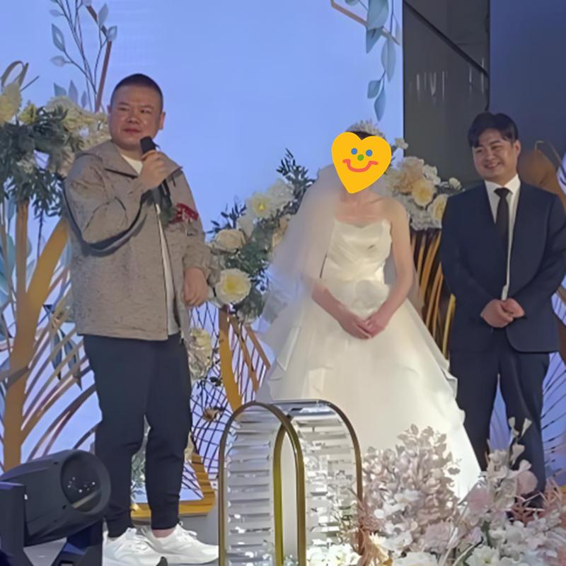 岳云鹏外甥自曝离婚，直播时坦然回复网！德云社岳云鹏外甥李筱奎在与师叔张鹤雯直播连