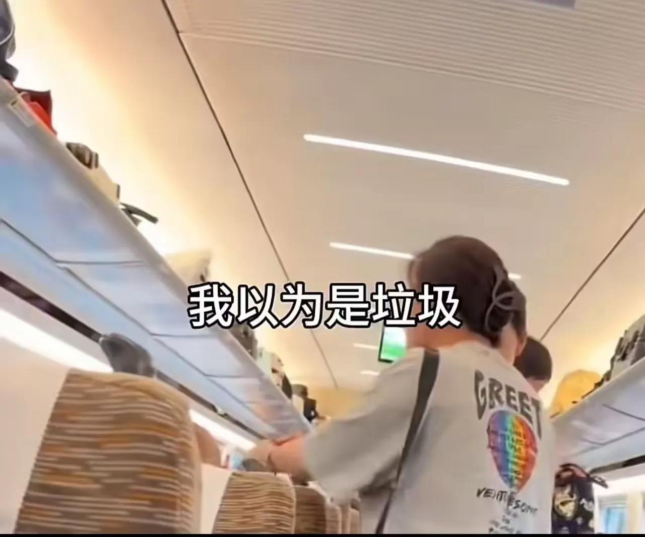 口播文案高铁上这一幕，实在让人无语。男子乘车途中起身去洗手间，把随身物品放在