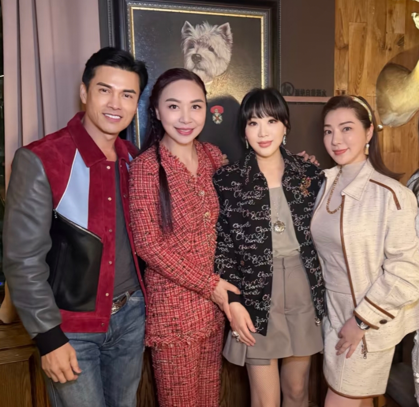 70岁吕良伟和老婆杨小娟在上海和朋友们聚餐喝酒，夫妻俩穿衣打扮贵气。吕良伟看起来