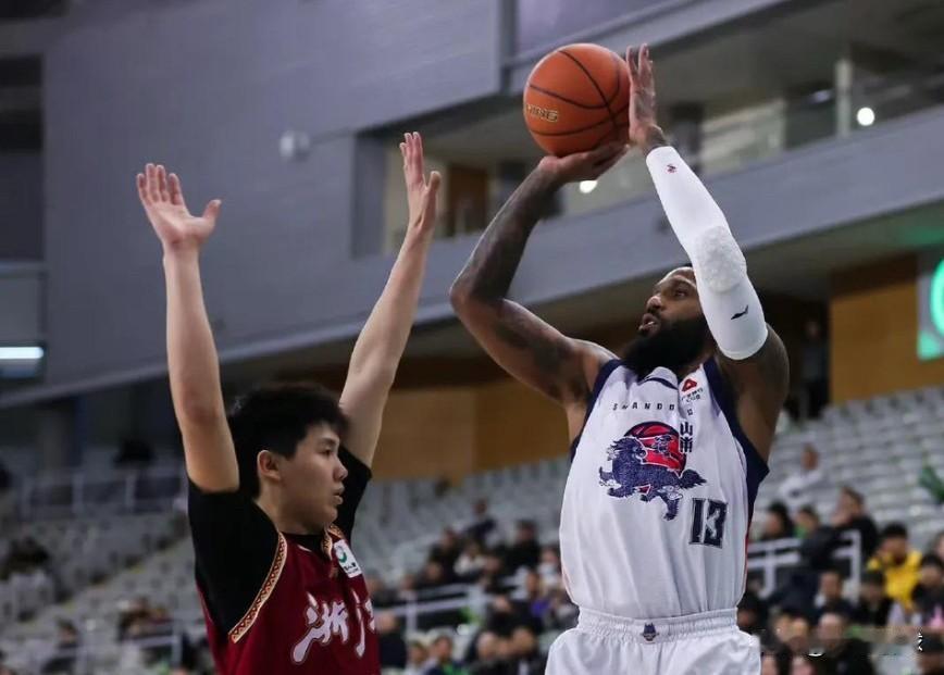 新年新愿望，鲍威尔走了，山东男篮第二阶段来个招募个好点的小外援吧！不用很强，和北