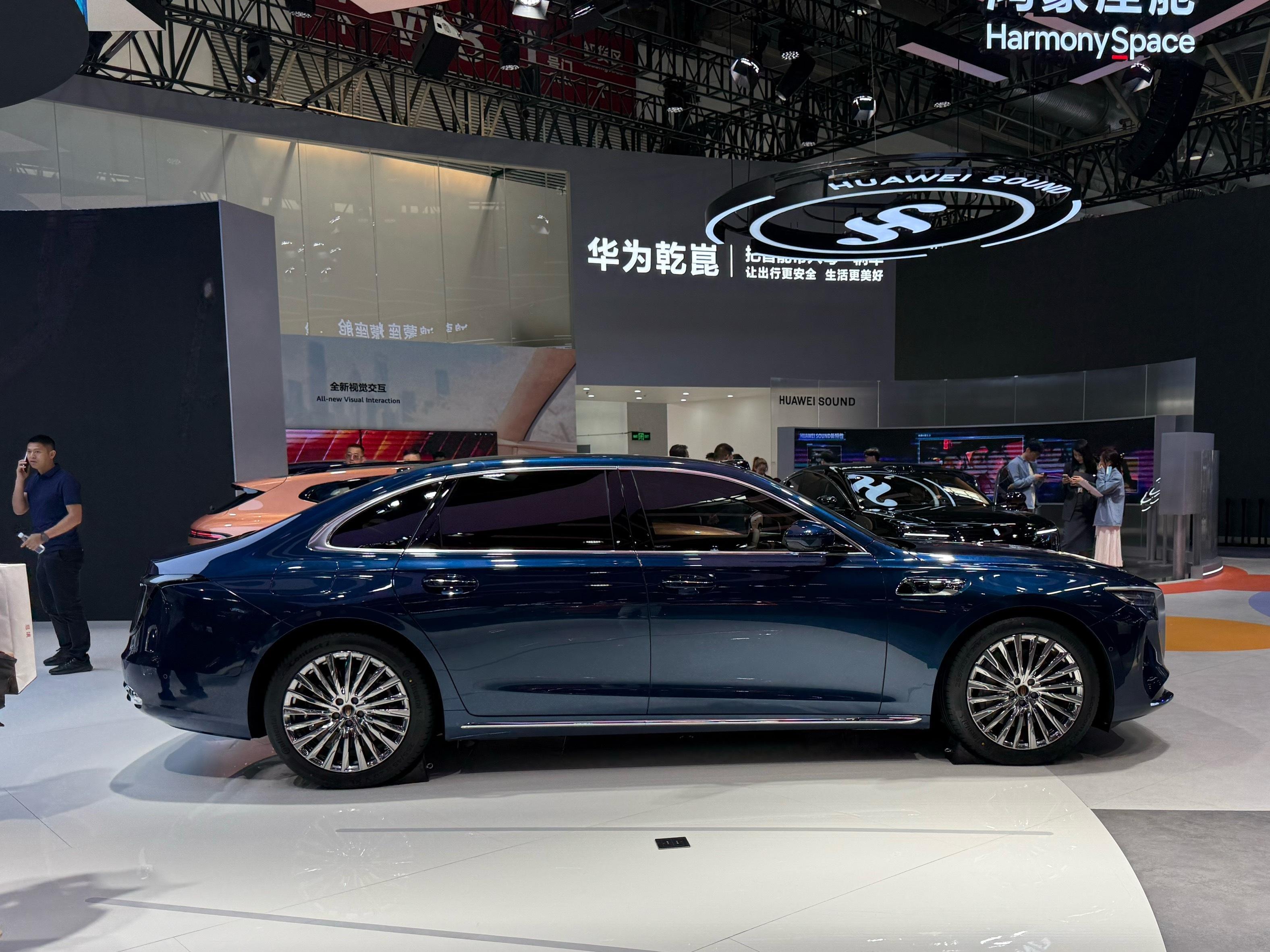 车展路过乾崑展台，哎…啥情况，咋还有一辆红旗国雅摆这里，凑近再看，新红旗H9～