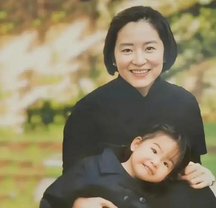 有一种人就是自带光芒,林青霞就是这样。林青霞在人群中总是特别突出,很出彩。林青