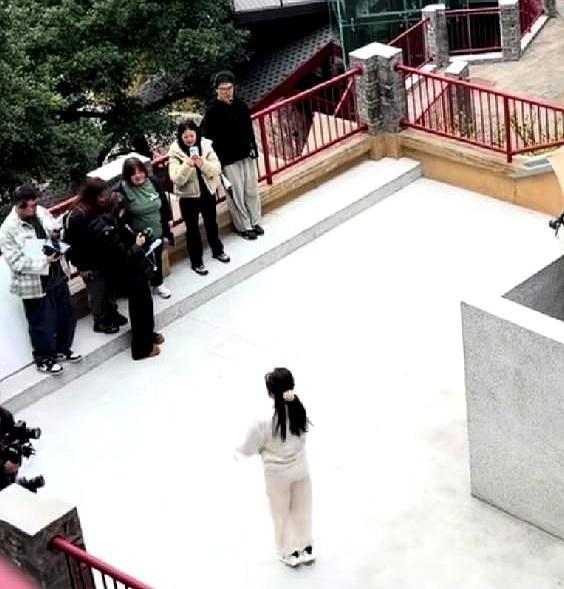 75岁刘晓庆的偷拍照，戳破了无数人的谎言。网友在重庆片场偶遇她，穿白休闲服