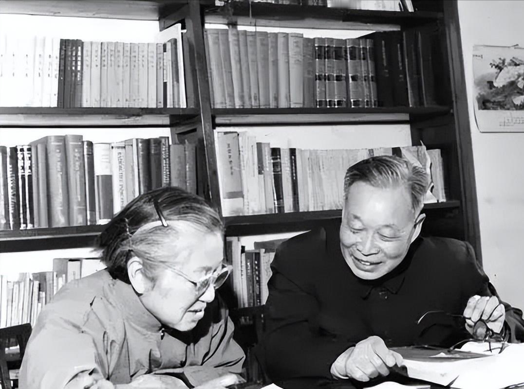 1968年，物理学家钱三强下放陕西。一天，他看见一个女人弯着身子，正在打扫茅厕。