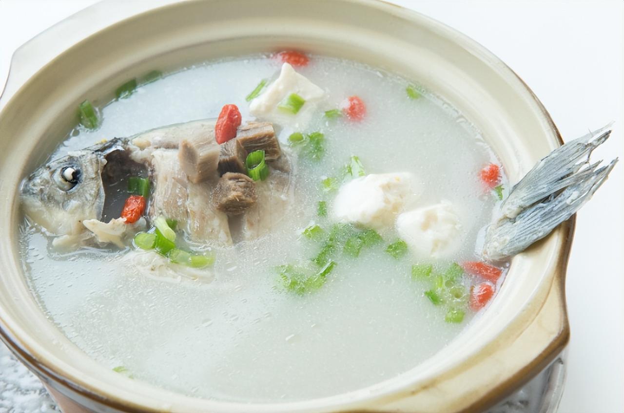 鲫鱼再次成为关注中心！医生发现：胆固醇高吃鲫鱼时，多留意6点高胆固醇人群常常