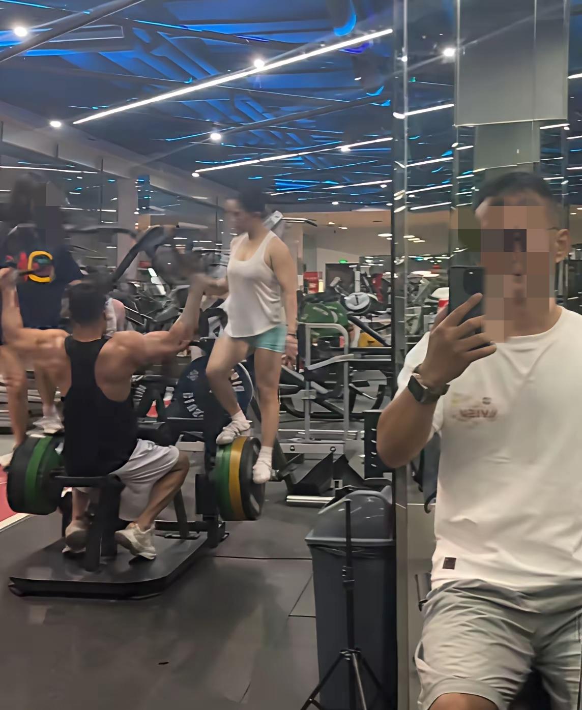 每一个去健身房挥汗如雨的人，都有着其真正的目的。有的人，就是纯为了拍照，有的人是
