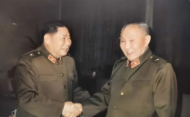 1991年，80岁的杨得志参加老红军聚会。可到了现场，他却迟迟不肯入座。组织者顿