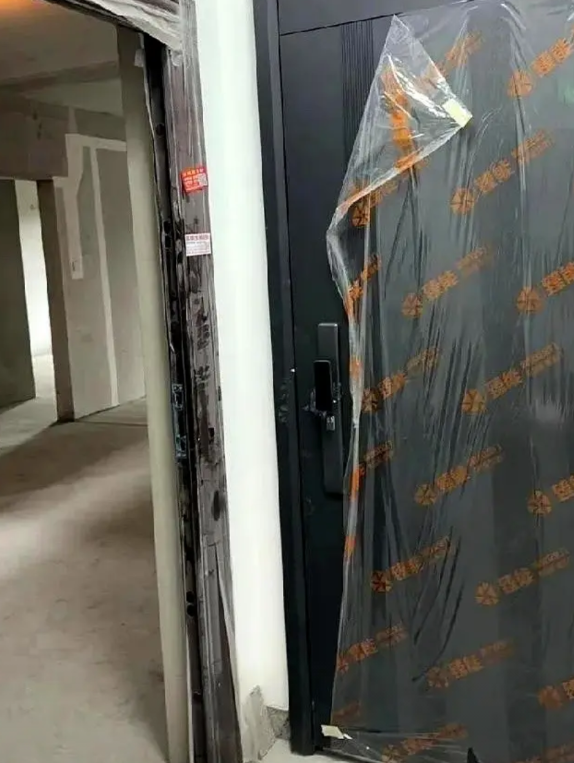今天小区里炸开了锅！对门邻居买了房空置三年没住，最近回来准备装修，物业转头就