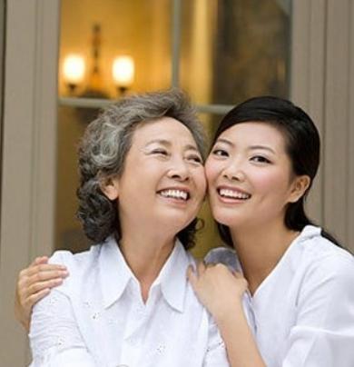 付出全部真心却遭疏远！老年婆婆彻底醒悟：晚年最高境界，不再取悦儿孙前言当代家庭关系中，婆媳相处始终是