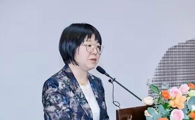清华美院争议接连出现，院长吴琼做出间接表态！8月，清华美院副教授丁荭的两幅旧作