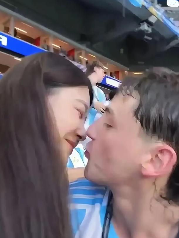 一位独自看球的中国姑娘，邻座坐了个阿根廷小伙，俩人刚认识没几分钟，小伙突然就单膝