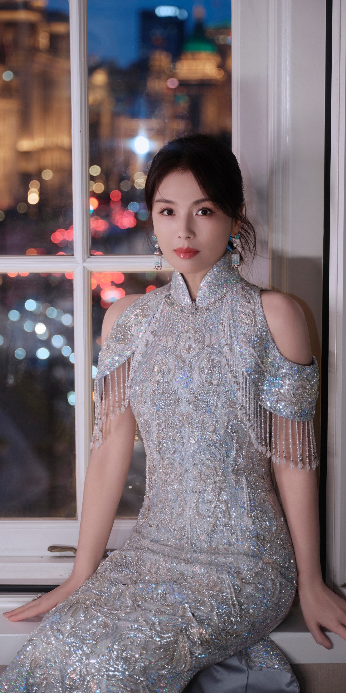 刘涛蕾丝裙装优雅穿搭：风漫过衣摆，撷取“桃”灵动一瞬。刘涛