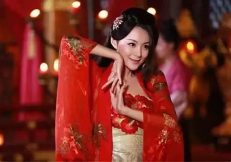 公元559年——一个嫁过三任帝王的女人，死在了继子的刀下。她叫尔朱英娥，