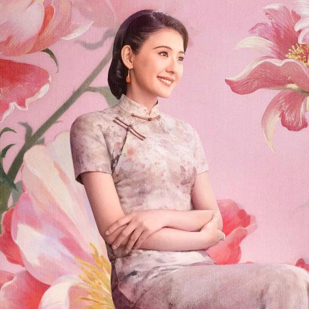 复古旗袍美人，温柔笑靥如花。
