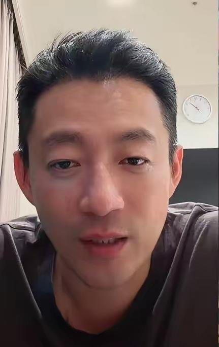 近日，小菲带着兰姐和汪大爷一同前往体检。兰姐心疼儿子，不想让他多破费，特意挑了个