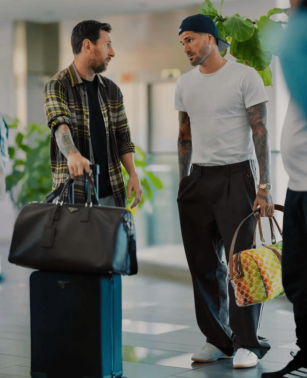 记者: 诺坎普安保看到梅西后非常惊讶, 直接放他和德保罗进