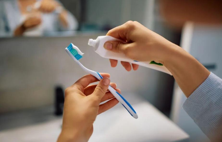 研究表明：经常晚上刷牙的人，患高血压、脑梗的风险要比其他人低晚上刷牙只是为了清