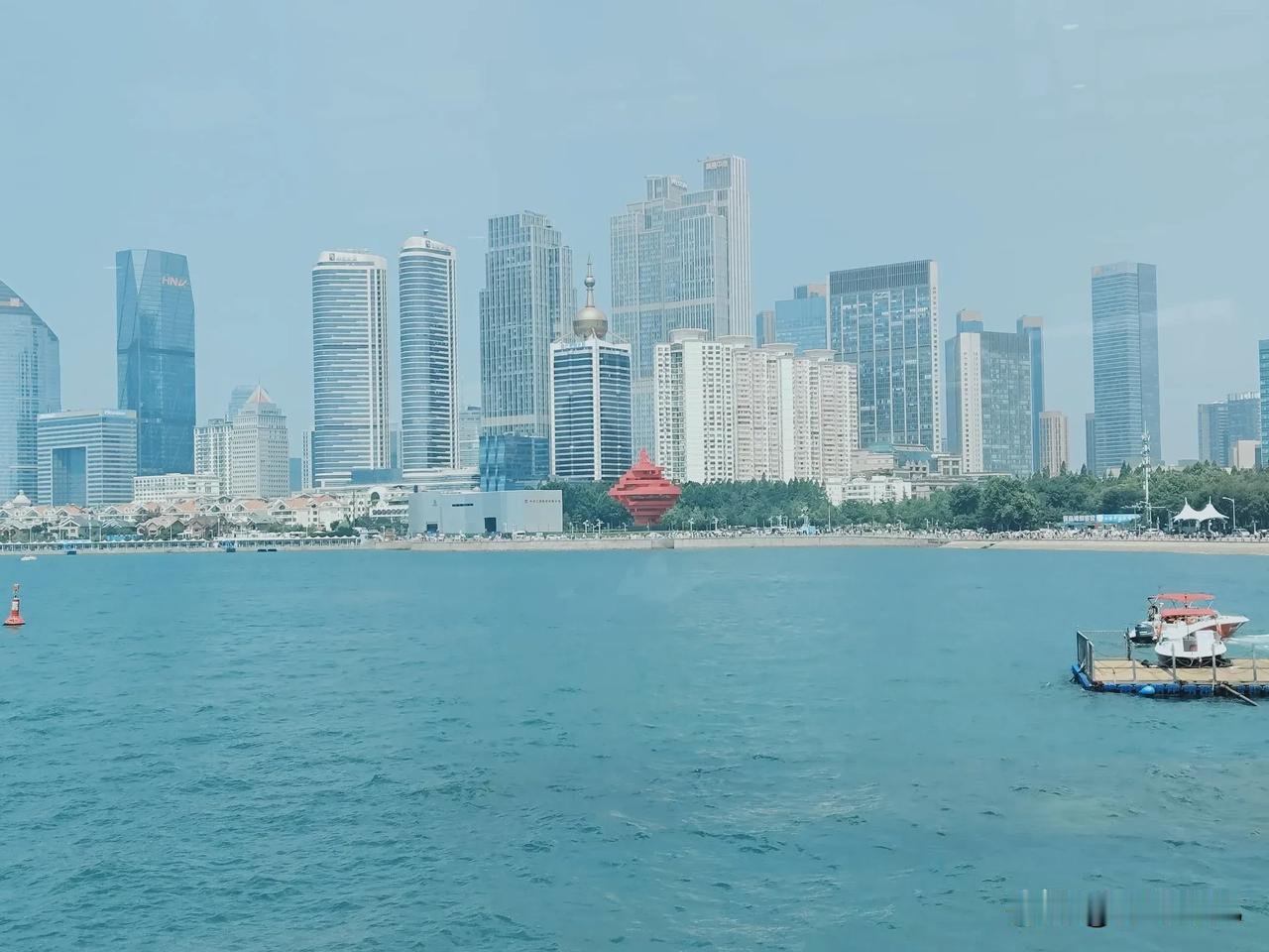 实拍！青岛的海是这样的，这样的，而不是大草原！放心大胆的来玩！最近，有人发出