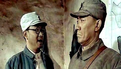 民国时，县里有个叫冯二的人出外当兵，后来竟升了旅长。然而家乡并没有人知道当初