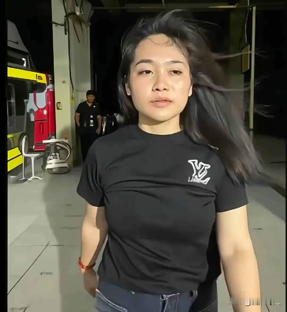 当一个劫狱女子被捧上“东南亚最深情女子”的神坛是真情的缺失？还是我们太渴望被