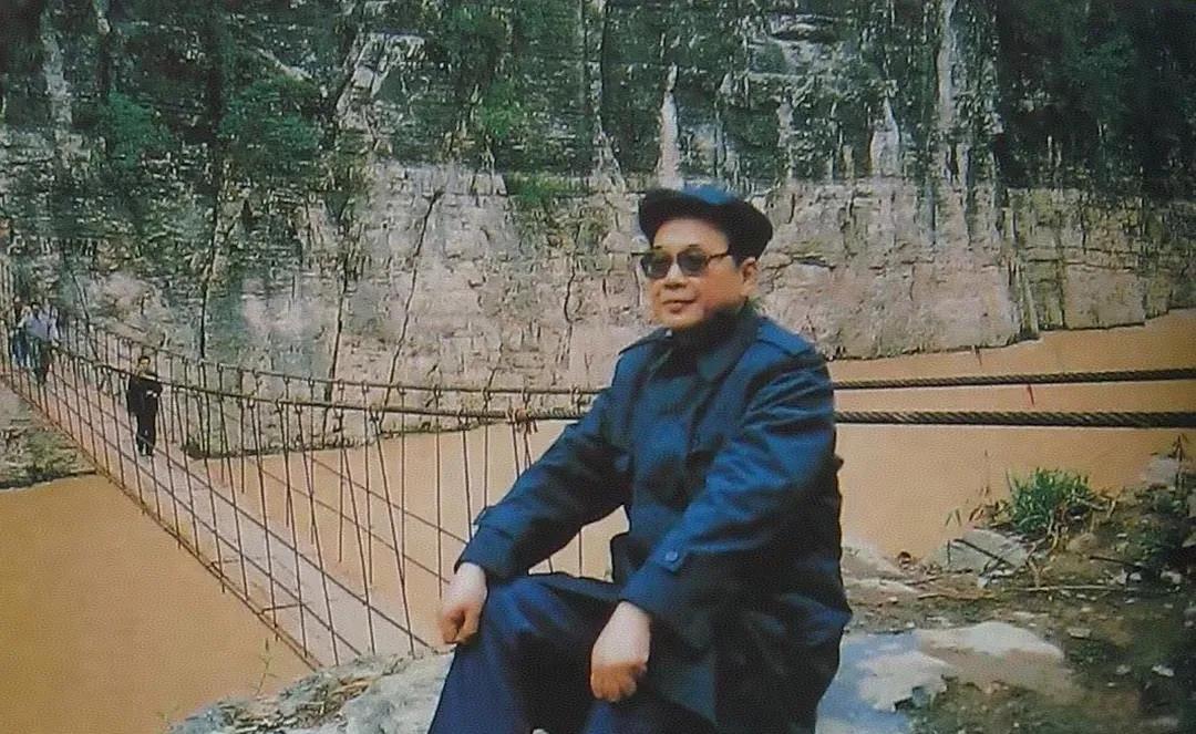 1986年，李鹏在小三峡考察，这是他在桥边的留影，小三峡位于重庆市巫山县巫峡镇