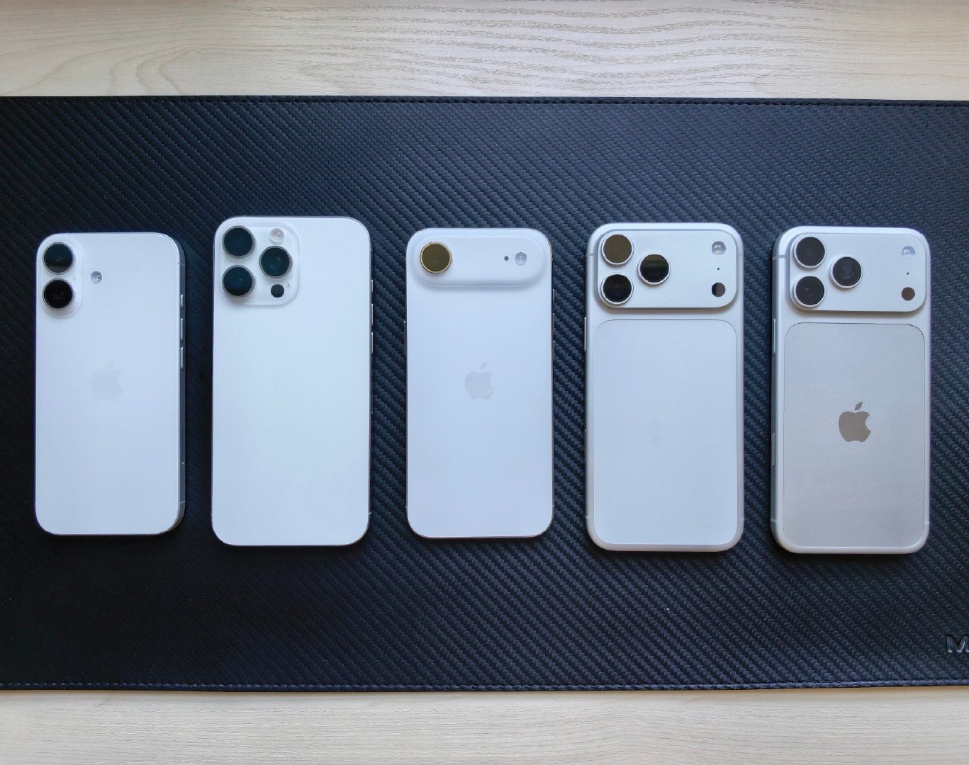 放的位置，知道我最喜欢哪款iPhone吧！​​​