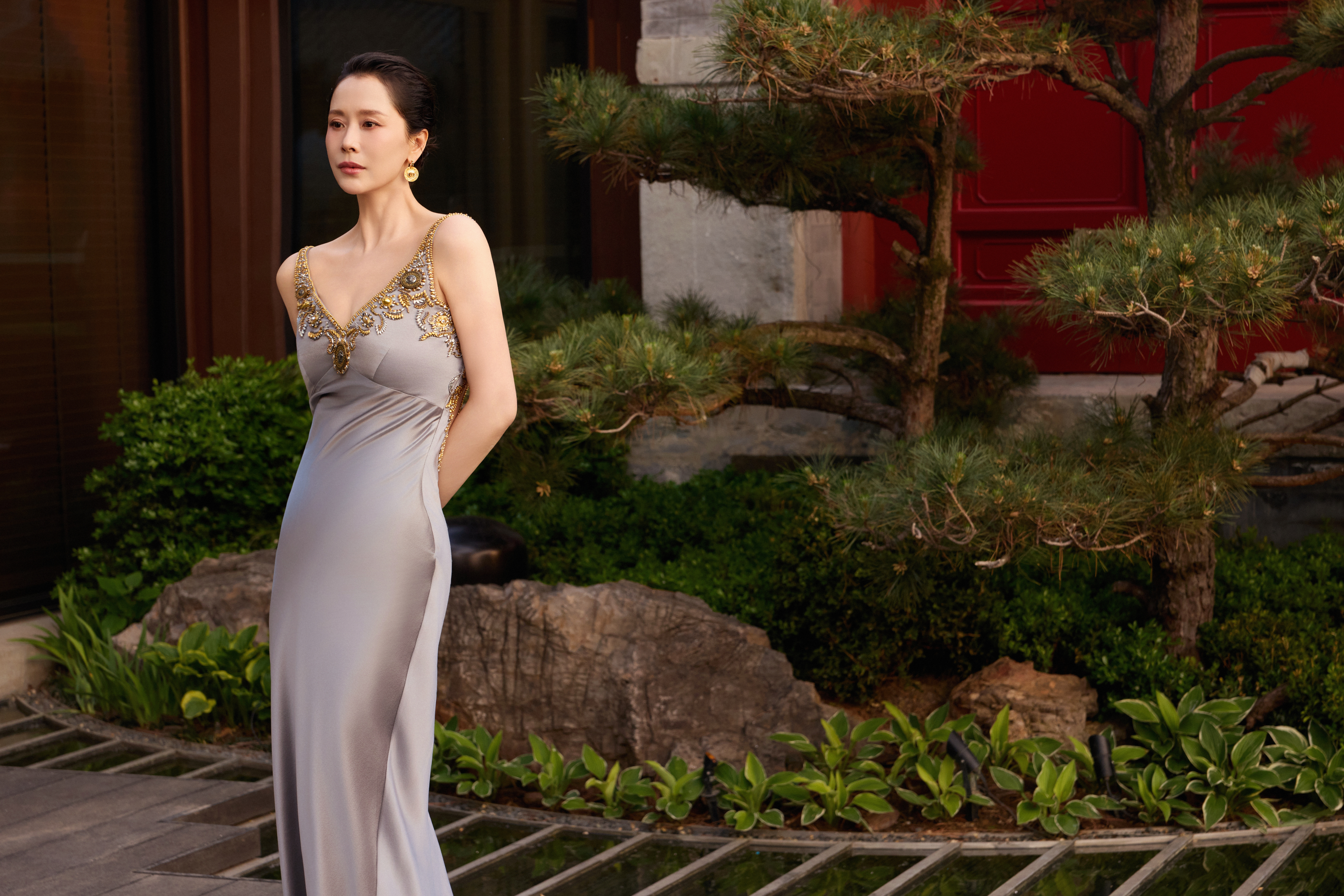 海清✖️第十六届北影节范思哲影人晚宴银色连衣裙搭配黑色西装外套出席晚宴，温婉典雅