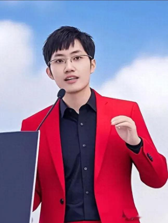 昨晚饭局，一位刚离职的DeepSeek核心工程师喝多了说：梁文锋能当选全球十大科