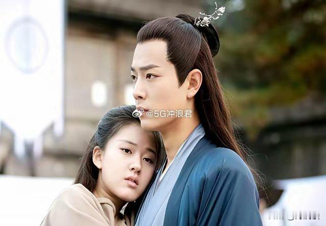 赵露思拒演的那个“挂件女主”，被田曦薇捡走了。制片方现在才反应过来——给肖战当背