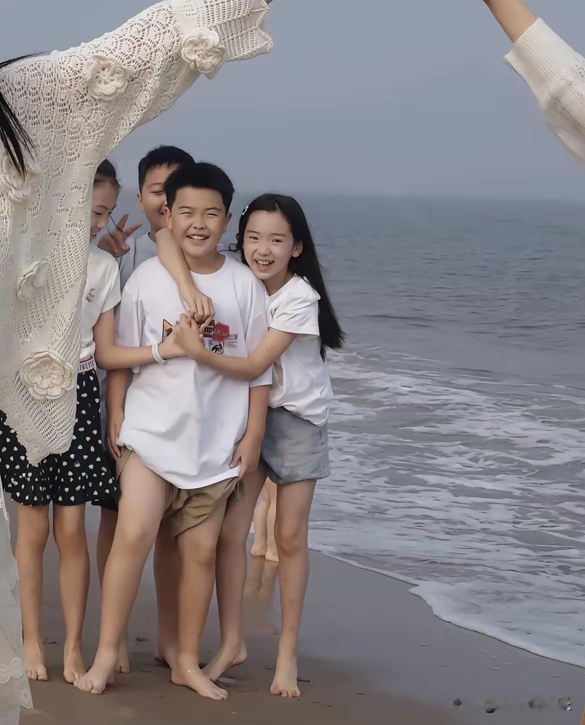 佟丽娅董璇又带着小酒窝和朵朵一起海边游玩了，“双胞胎”姐妹和青梅竹马女儿的画面