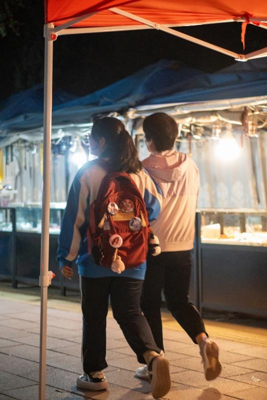 高考一结束，租我房子的母女俩就退房了。昨天收拾房间时，在抽屉里发现3000块钱，