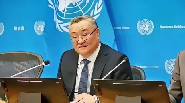 欠了46亿美元会费的美国，眼睁睁看着中国代表傅聪接过安理会主席的槌子。美国一直拖