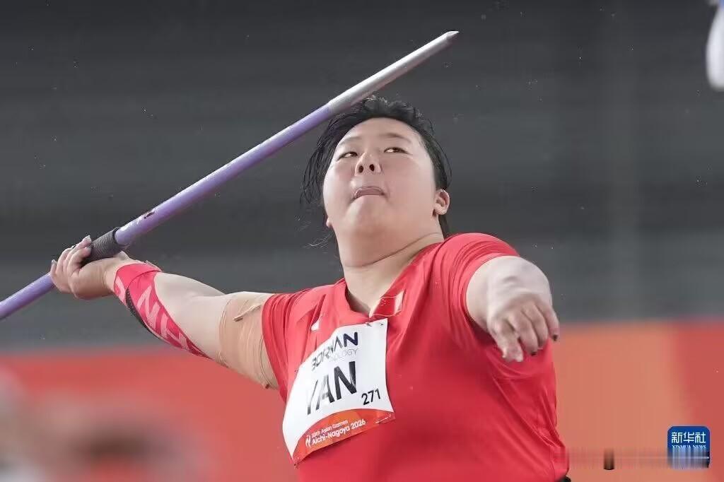 2008年严子怡出生于宁波，在她三年级一次体育课上扔垒球，男生只能扔20多米，她