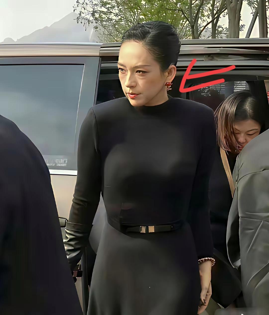 我爸妈看了一下章子怡的照片，沉默了好一会儿才说话，他们突然说，章子怡明明是顶