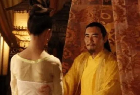 1665年的晚上，侍女阿露和年仅12岁的康熙同床共枕。当时，12岁的康熙上榻后激