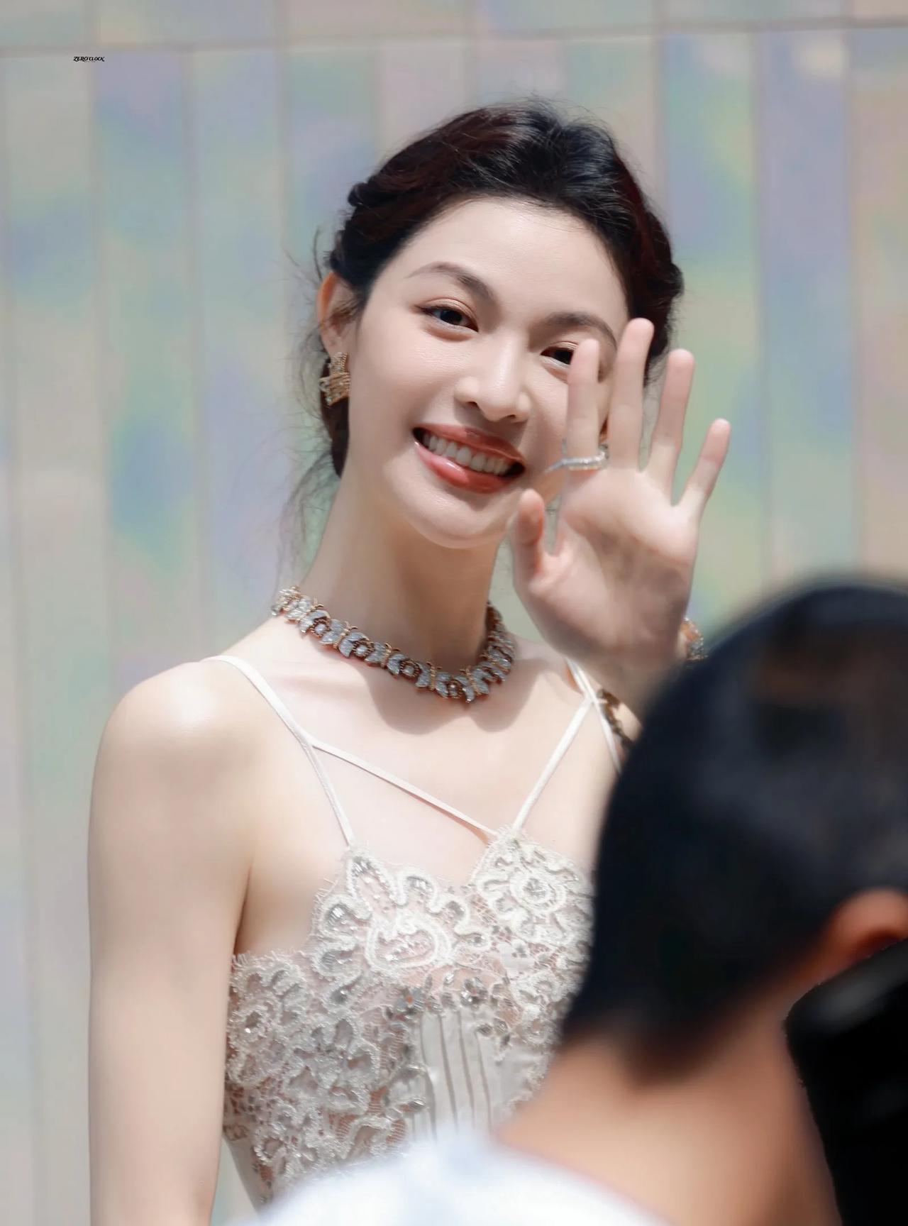 在深圳万达的朋友有眼福了，可以亲眼看到穿着吊带睡裙的钟楚曦大美女哦!不好意