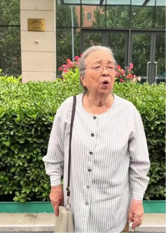 90岁“容嬷嬷”去菜市场给重孙子买吃的，被路人认了出来，大家围上去，一口一个“容