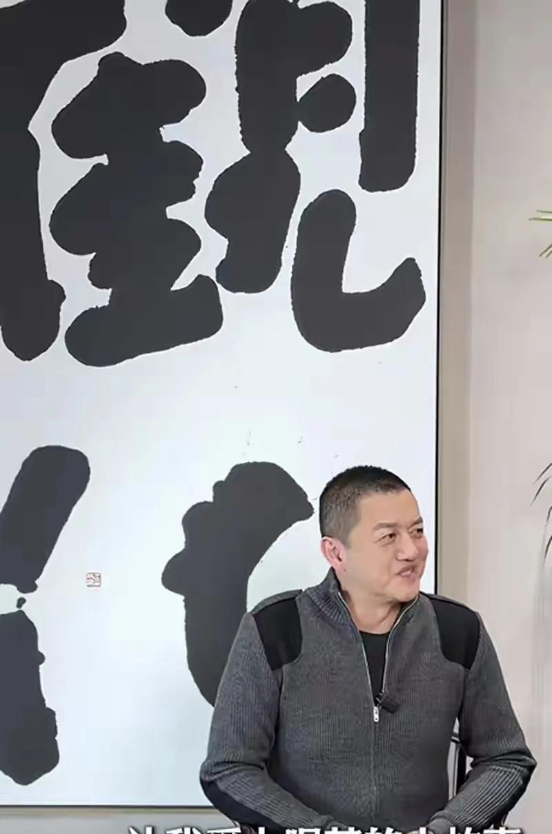 你敢信，李亚鹏现在天天在厨房转悠。他端着刚出锅的鸡汤上桌，手指头被砂锅边烫得发